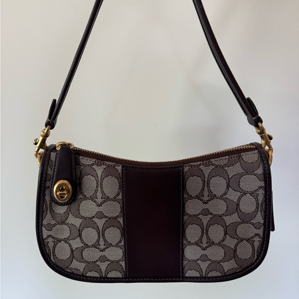 Coach Swinger Bag in Signature Jacquard